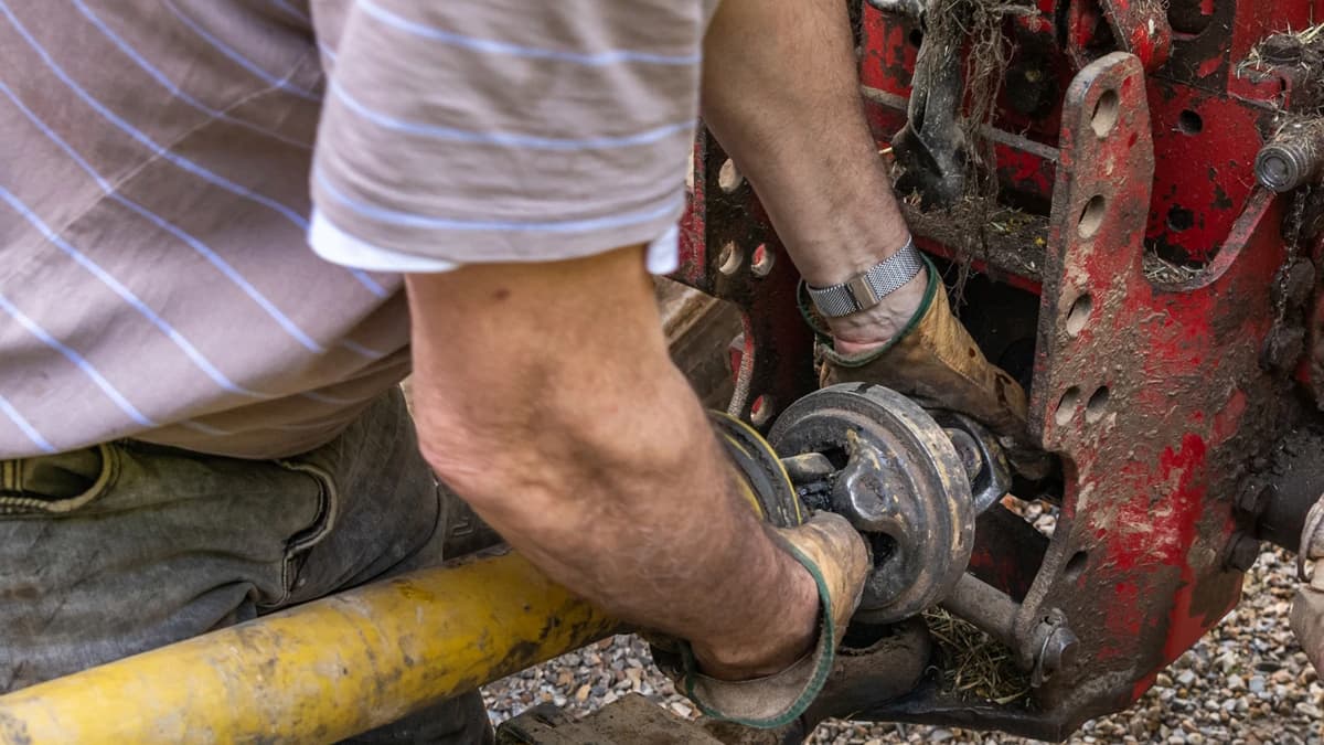Installation d’un cardan sur la prise de force d’un tracteur, étape essentielle avant l’utilisation d’un outil agricole.