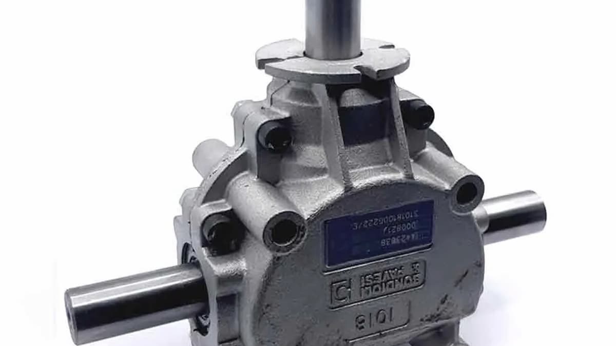 Boîtier renvoi d’angle destiné aux transmissions agricoles par cardan, pour changement de direction de l’effort.